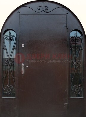 Арочная дверь со стеклом и ковкой ДА-16 под старину в Реутове