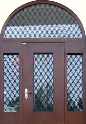 Крепкая стальная арочная дверь со стеклом и ковкой ДА-21 в Волжском