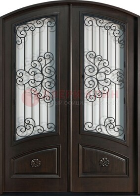 Арочная дверь со стеклом и ковкой ДА-33 в загородный дом в Волжском