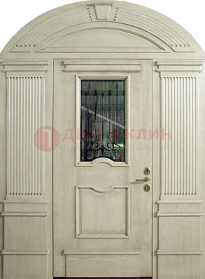 Белая входная дверь массив со стеклом и ковкой ДА-49 в Волжском