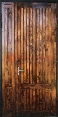 Коричневая металлическая дверь с евровагонкой ДЕ-10 в Волжском