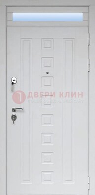 Белая металлическая дверь с фрамугой для коттеджа ДФГ-21 в Волжском