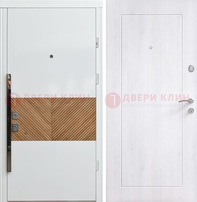 Белая железная дверь МДФ горизонтальной вставкой ДМ-265 в Волжском
