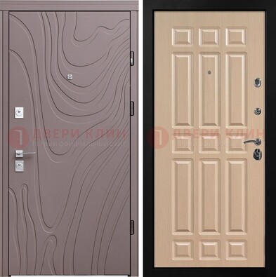 Светло-коричневая железная филенчатая дверь с рисунком МДФ ДМ-283 в Волжском