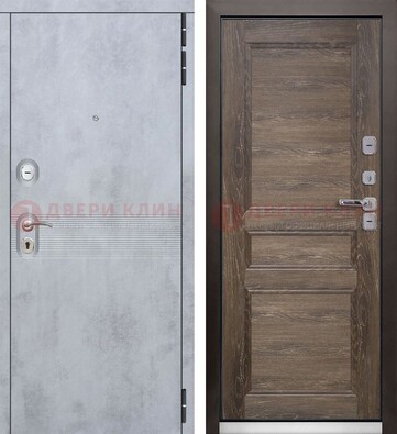 Серая металлическая дверь с МДФ коричневого цвета ДМ-304 в Волжском