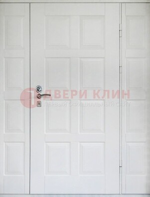 Белая входная дверь для коттеджа с МДФ ДМ-536 в Волжском