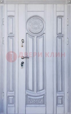 Белая двухстворчатая дверь с массивом дуба ДМД-72 в Волжском