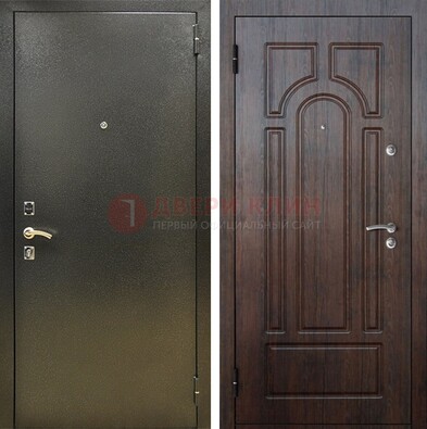 Железная темно-серая дверь с порошковым напылением и МДФ Тисненый орех ДП-275 в Волжском