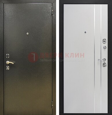 Железная темная дверь с порошковым покрытием и белая МДФ с молдингами  ДП-296 в Волжском