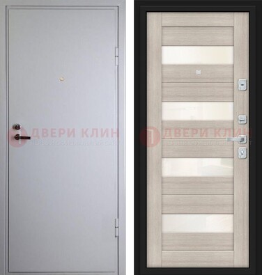 Белая железная дверь с порошковым напылением и стеклом ДП-308 в Волжском