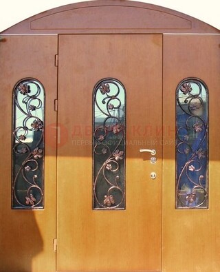 Парадная дверь со стеклянными вставками и ковкой ДПР-28 в общественное здание в Волжском