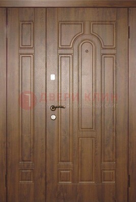 Двухстворчатая коричневая парадная дверь ДПР-48 в Волжском
