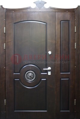 Коричневая парадная дверь с украшением ДПР-52 с утеплением в Волжском