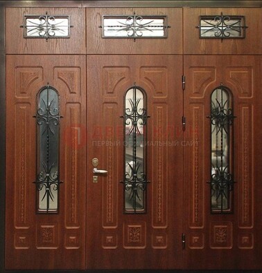 Парадная дверь с металлическими вставками и ковкой ДПР-72 в дом в Волжском