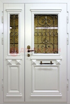 Белая парадная металлическая дверь со стеклом и ковкой ДПР-83 в Волжском