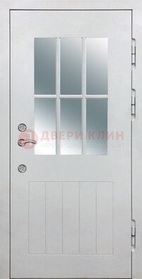 Белая уличная дверь со стеклом ДС-30 в Волжском