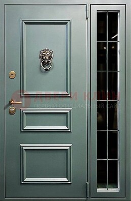 Зелёная металлическая дверь со стеклом ДС-65 в Волжском