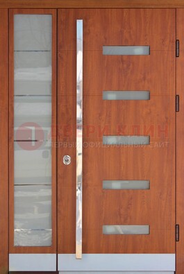 Коричневая металлическая дверь со стеклом ДС-72 в Волжском