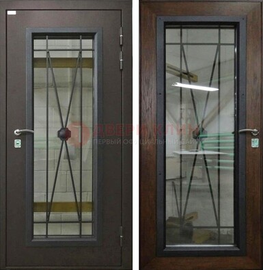 Коричневая железная дверь со стеклом для частного дома ДС-8 в Волжском