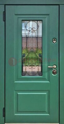 Зеленая металлическая дверь со стеклом и ковкой ДСК-113 в Волжском