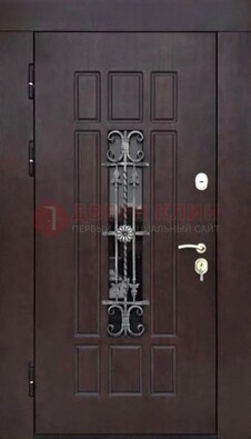 Коричневая уличная дверь со стеклом и ковкой ДСК-114 в Волжском
