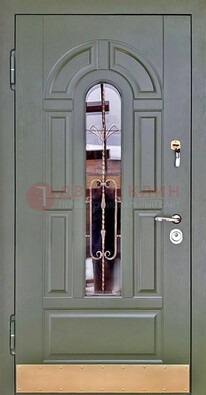 Уличная дверь со стеклом и ковкой в зеленом цвете ДСК-121 в Волжском