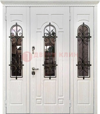 Белая распашная стальная дверь со стеклом и ковкой ДСК-125 в Волжском