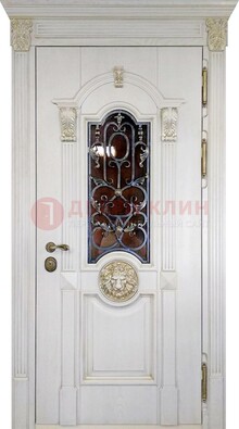 Белая железная дверь со стеклом и ковкой для кирпичного дома ДСК-155 в Волжском