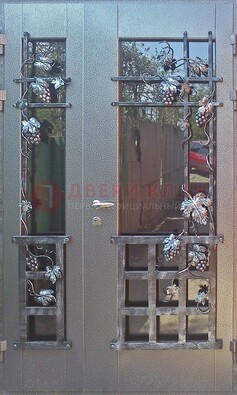 Распашная уличная дверь Порошок со стеклом и ковкой ДСК-221 в Волжском