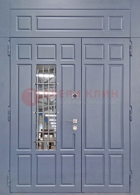 Серая двухстворчатая дверь Винорит со стеклом и ковкой ДСК-234 RAL 7024 в Волжском
