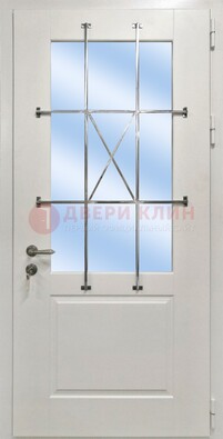 Белая простая железная дверь Винорит со стеклом и ковкой ДСК-257 в Волжском