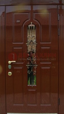 Красивая металлическая дверь со стеклом и ковкой ДСК-33 в Волжском