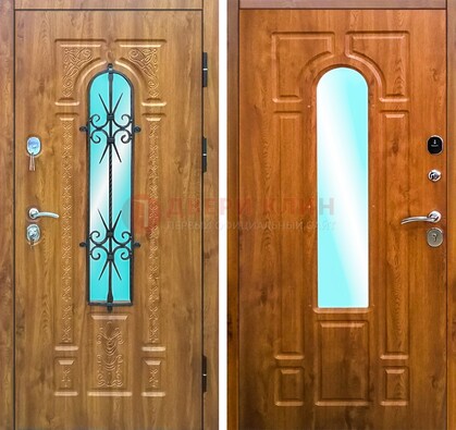 Входная дверь со стеклом и ковкой ДСК-54 для частного дома в Волжском