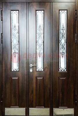 Входная дверь со стеклом и ковкой ДСК-72 в кирпичный дом в Волжском