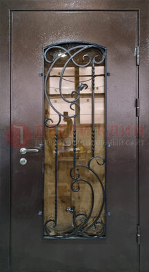 Металлическая дверь со стеклом и ковкой ДСК-95 для магазина в Волжском