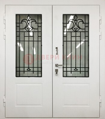 Белая двухстворчатая уличная дверь Винорит со стеклом ДСТ-4 в Волжском