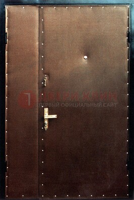 Коричневая тамбурная дверь с оформлением ДТМ-40 в Волжском