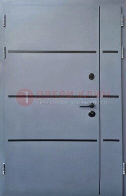 Серая металлическая тамбурная дверь с молдингами ДТМ-42 в Волжском