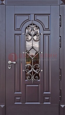 Темная уличная дверь с виноритом и стеклом с ковкой ДВТ-164 в Волжском