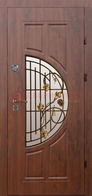 Стальная коричневая дверь с виноритом и ковкой ДВТ-82 в Егорьевске