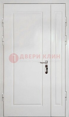 Полуторная металлическая дверь с МДФ в белом цвете ПЛ-24 в Волжском
