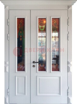 Белая полуторная металлическая дверь с витражом ВЖ-12 в Волжском