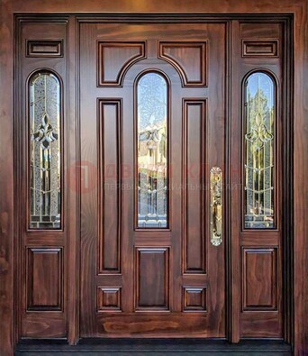 Железная классическая дверь с массивом дуба и витражом ВЖ-18 в Волжском