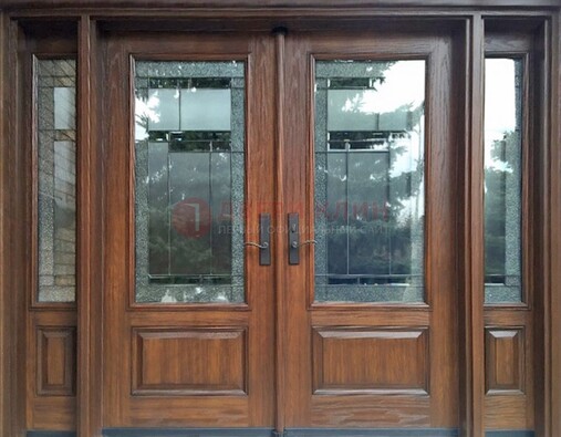 Распашная стальная дверь с массивом с витражом и фрамугами ВЖ-21 в Волжском