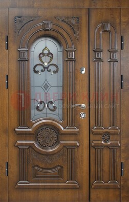 Коричневая двухстворчатая железная дверь с МДФ и витражом ВЖ-32 в Волжском