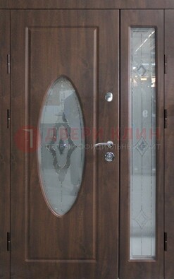 Коричневая двухстворчатая железная дверь с МДФ и витражом ВЖ-33 в Волжском